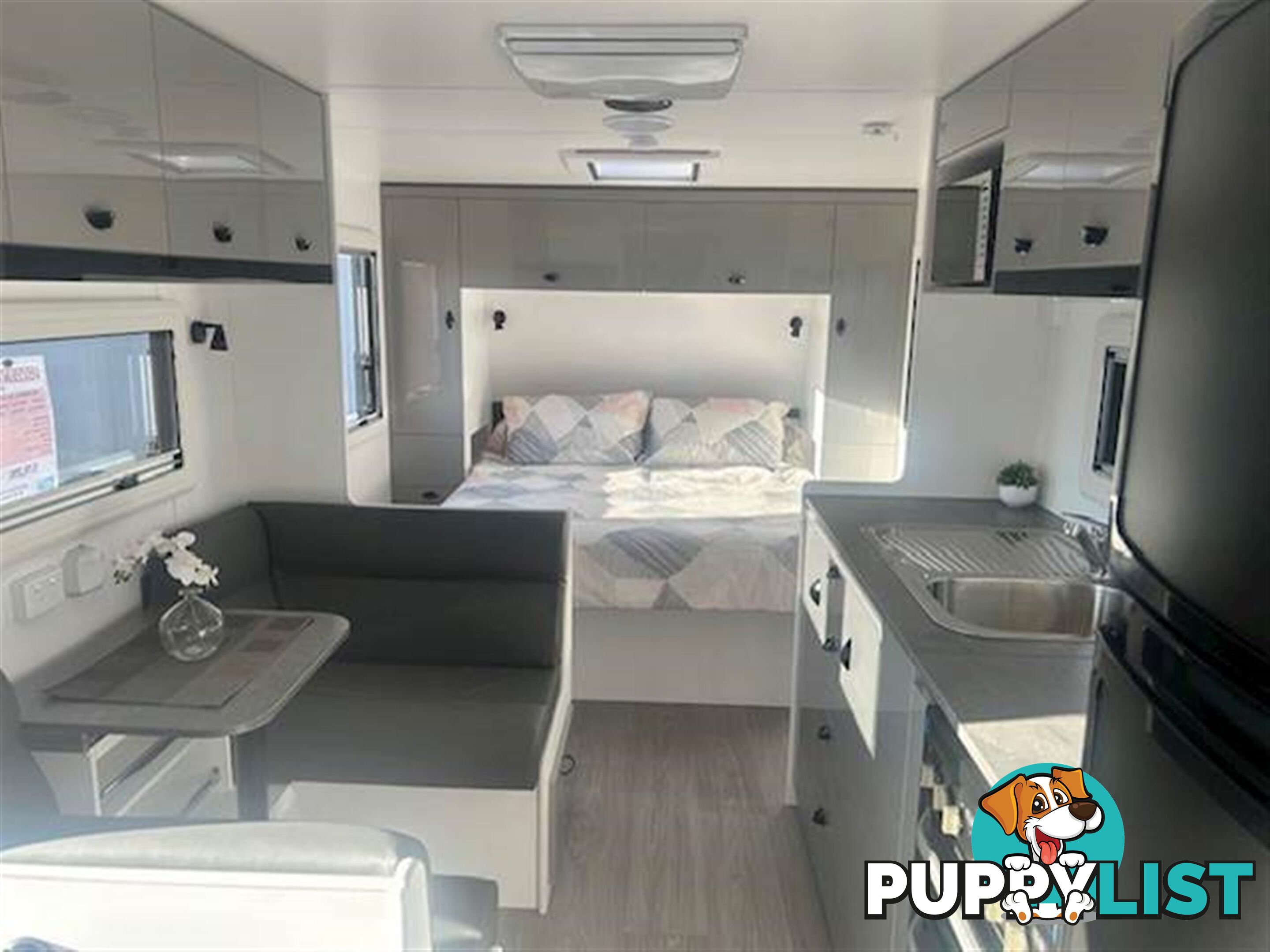 2025 VISCOUNT V2 CAFE LOUNGE CARAVAN