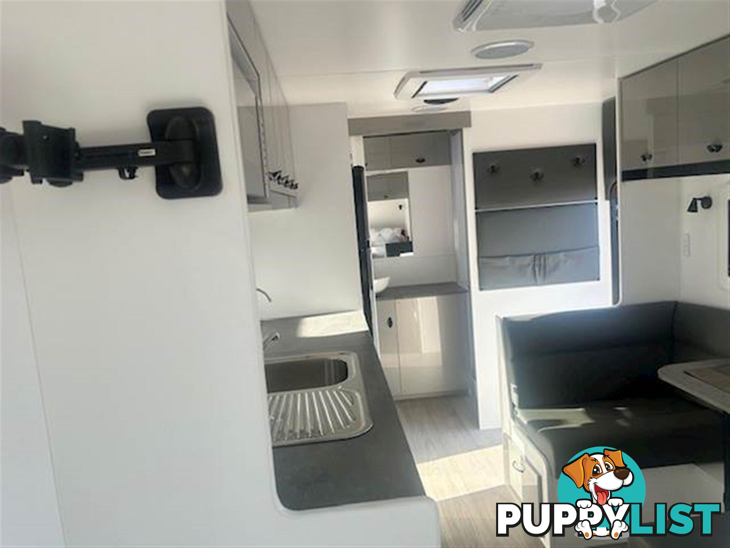 2025 VISCOUNT V2 CAFE LOUNGE CARAVAN