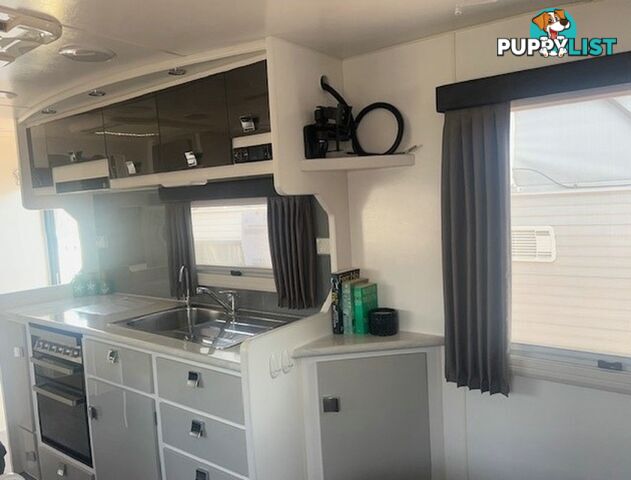 2016 PARAMOUNT VOGUE CARAVAN PLUS 