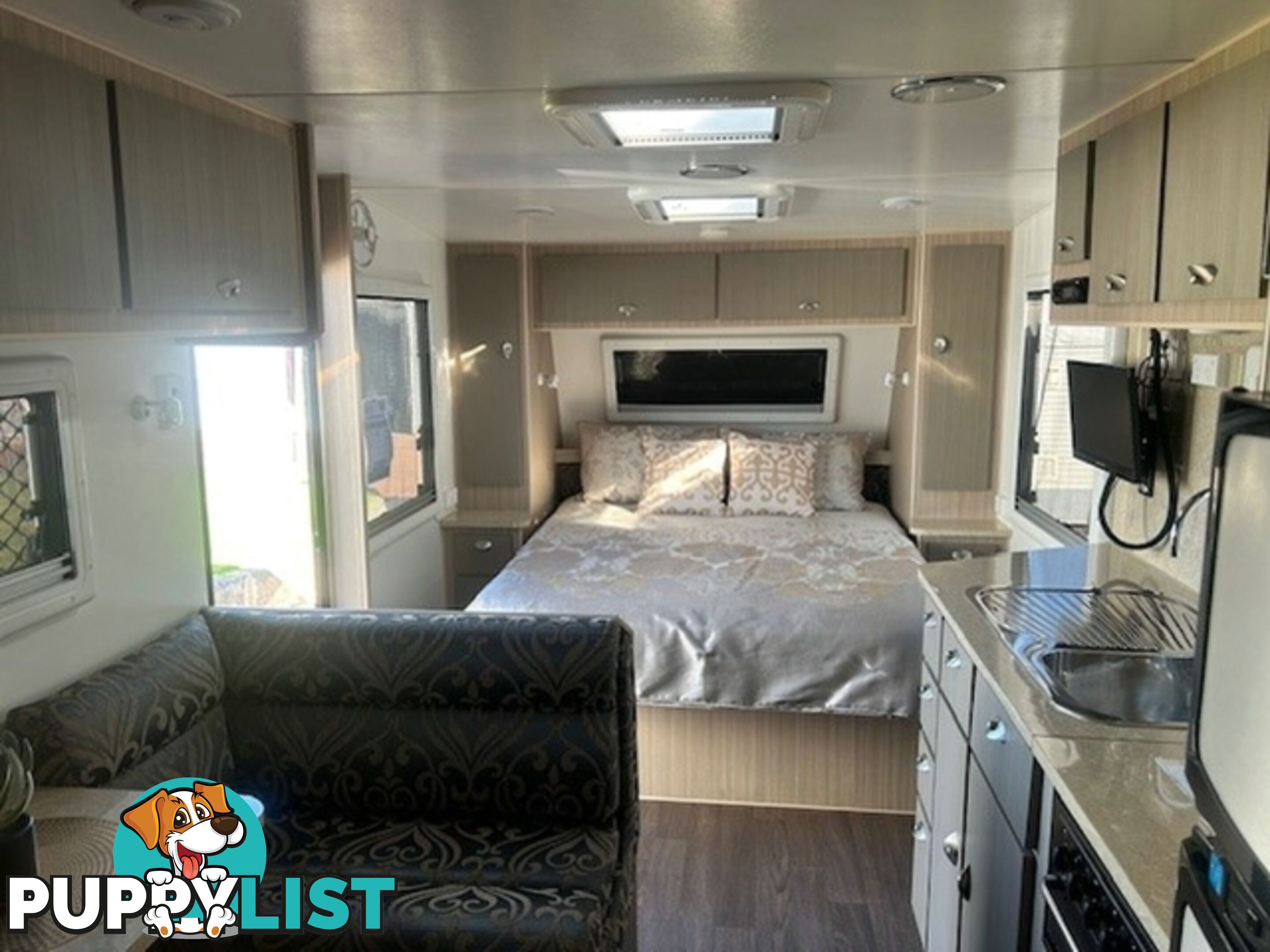 2015 SUNCOAST SILVER COAST CAFE LOUNGE CARAVAN