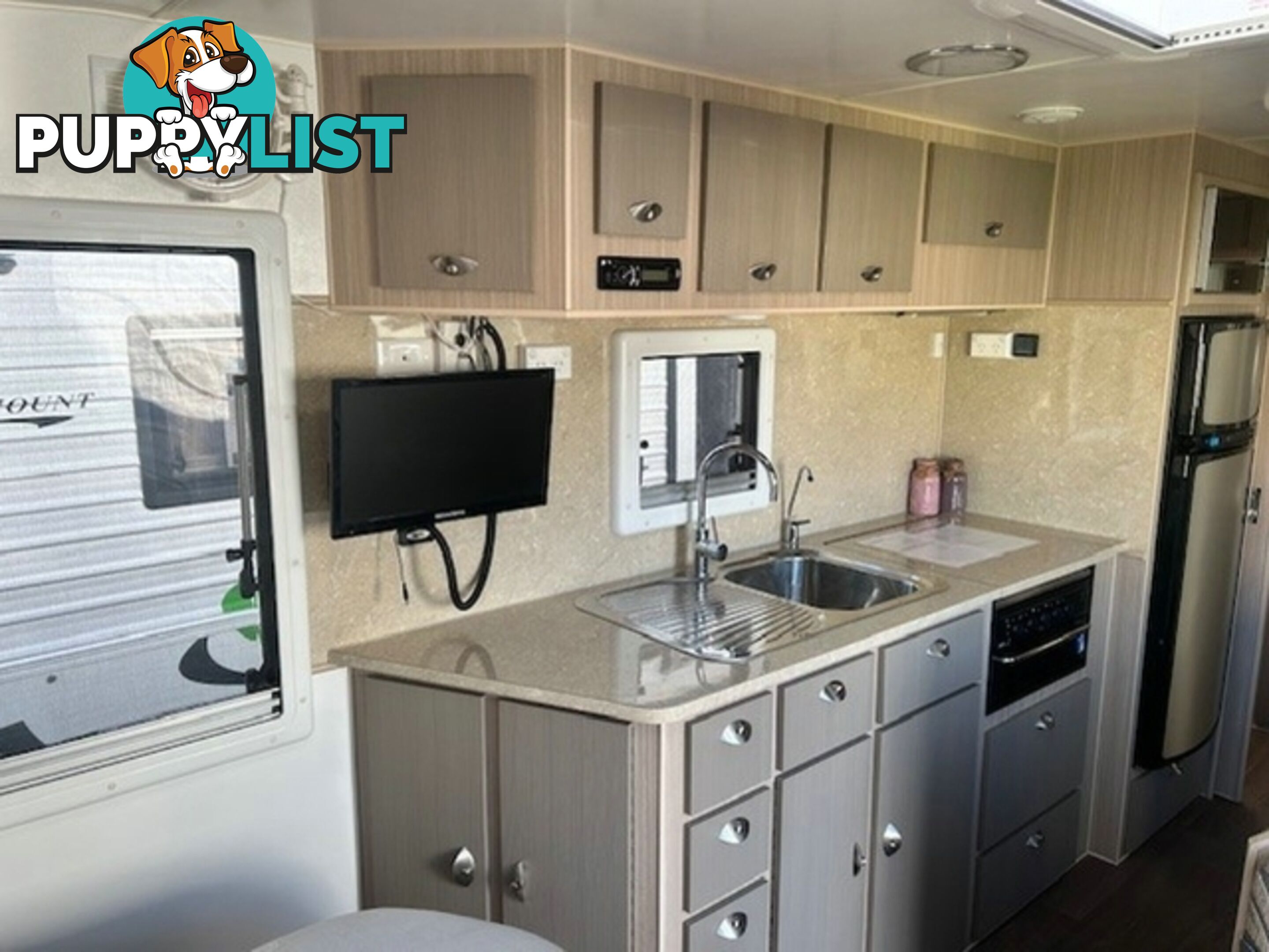 2015 SUNCOAST SILVER COAST CAFE LOUNGE CARAVAN