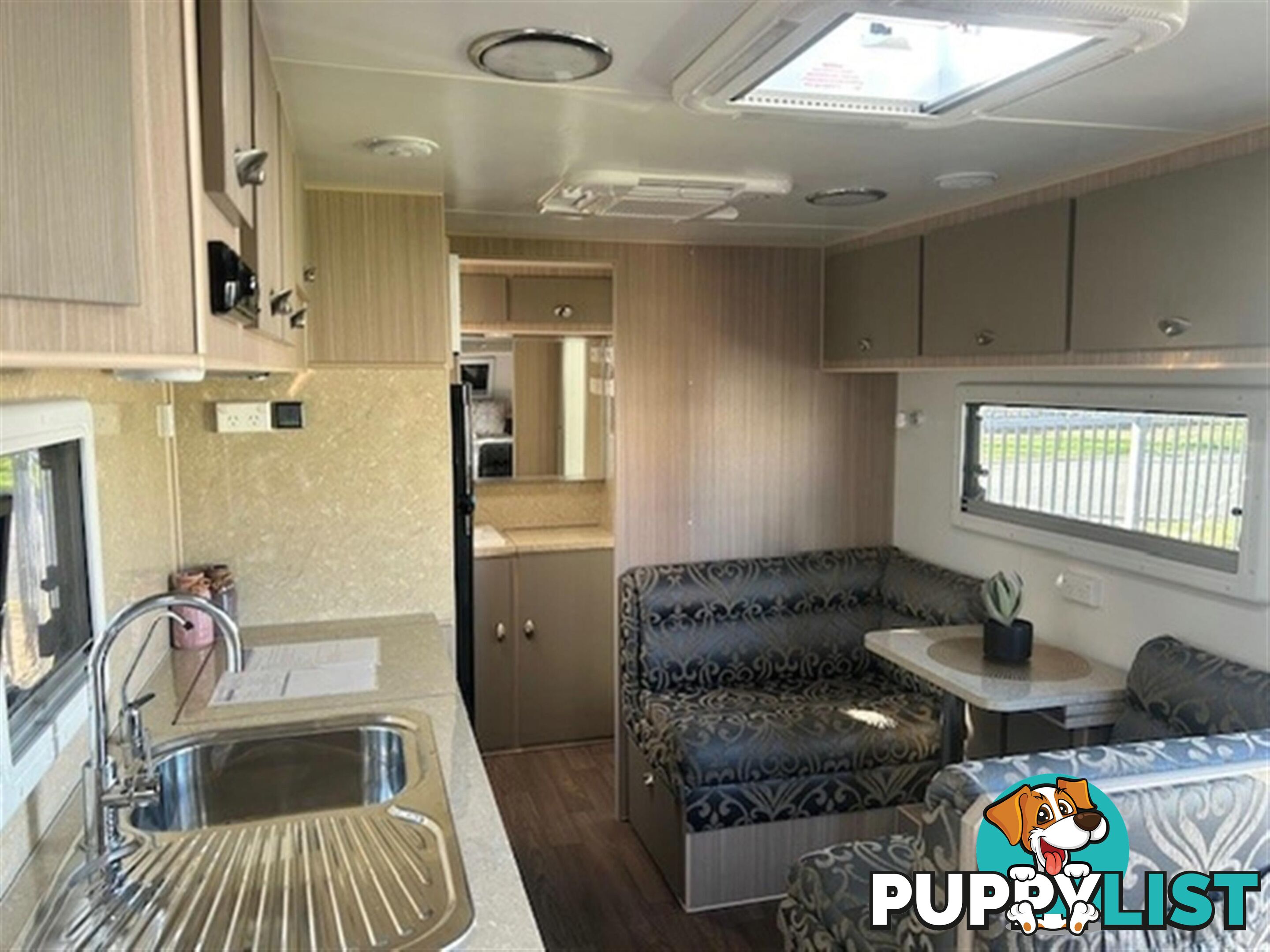 2015 SUNCOAST SILVER COAST CAFE LOUNGE CARAVAN