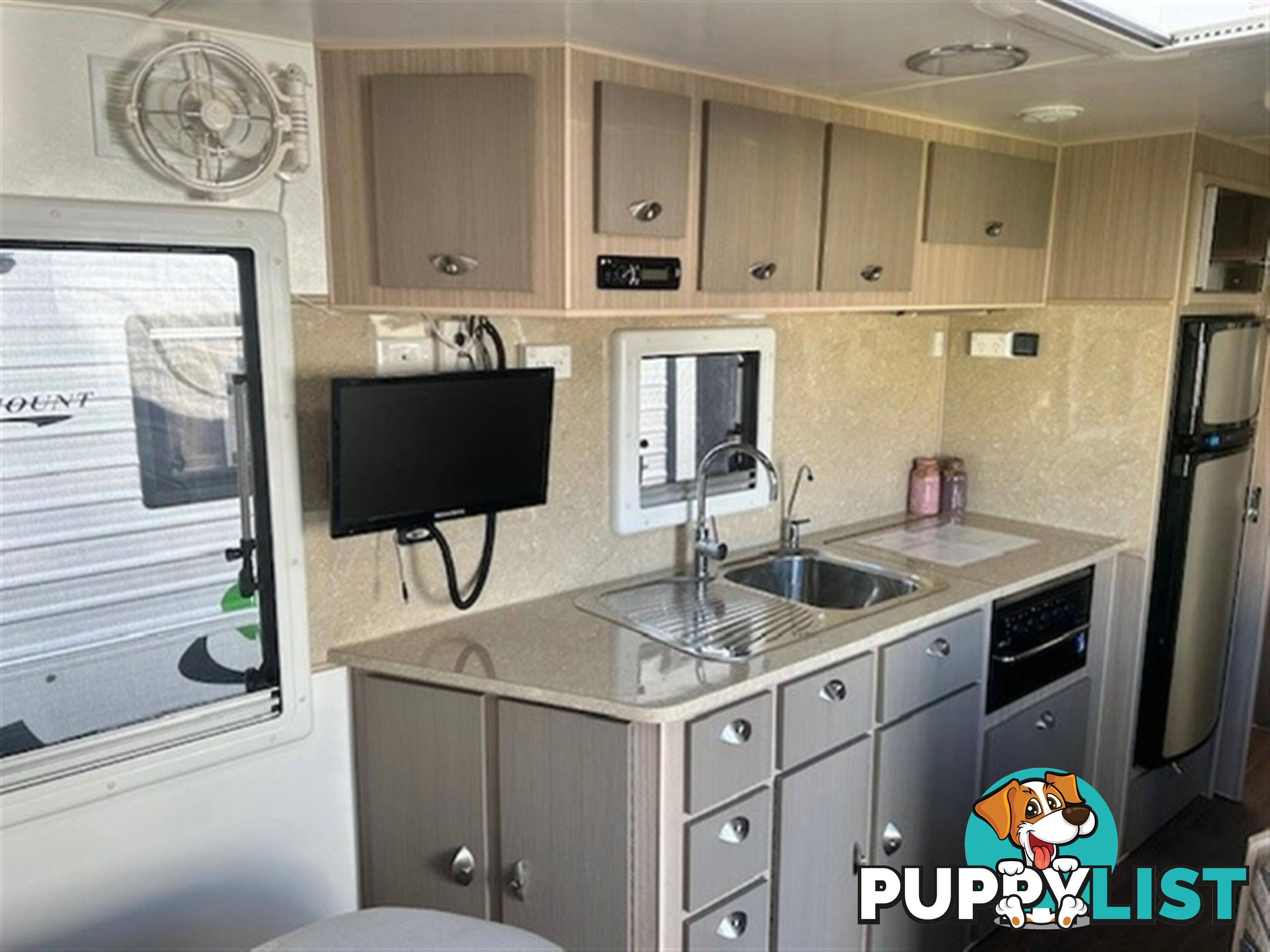 2015 SUNCOAST SILVER COAST CAFE LOUNGE CARAVAN
