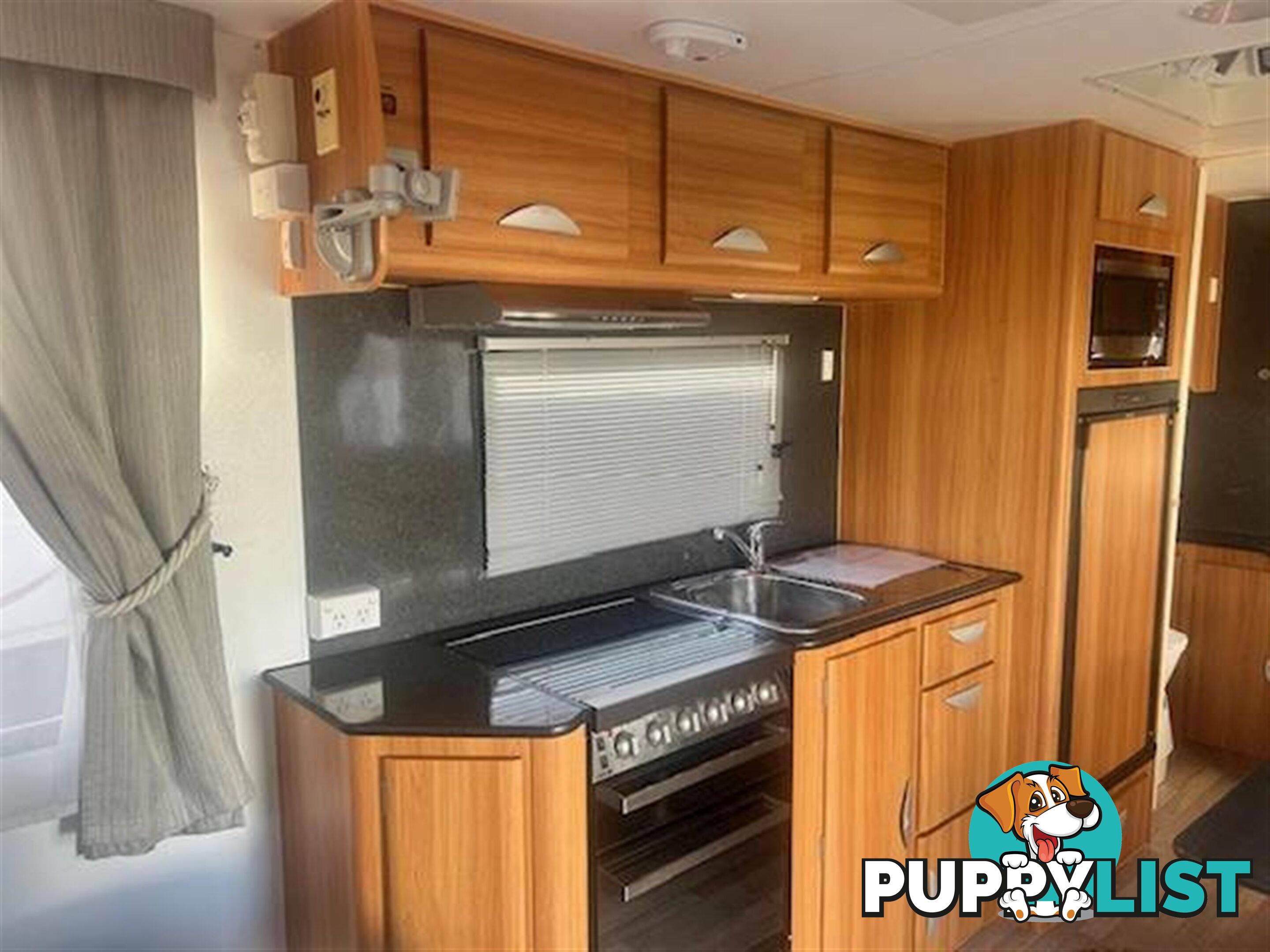 2013 COROMAL ELEMENT B542S QUEEN BED CARAVAN