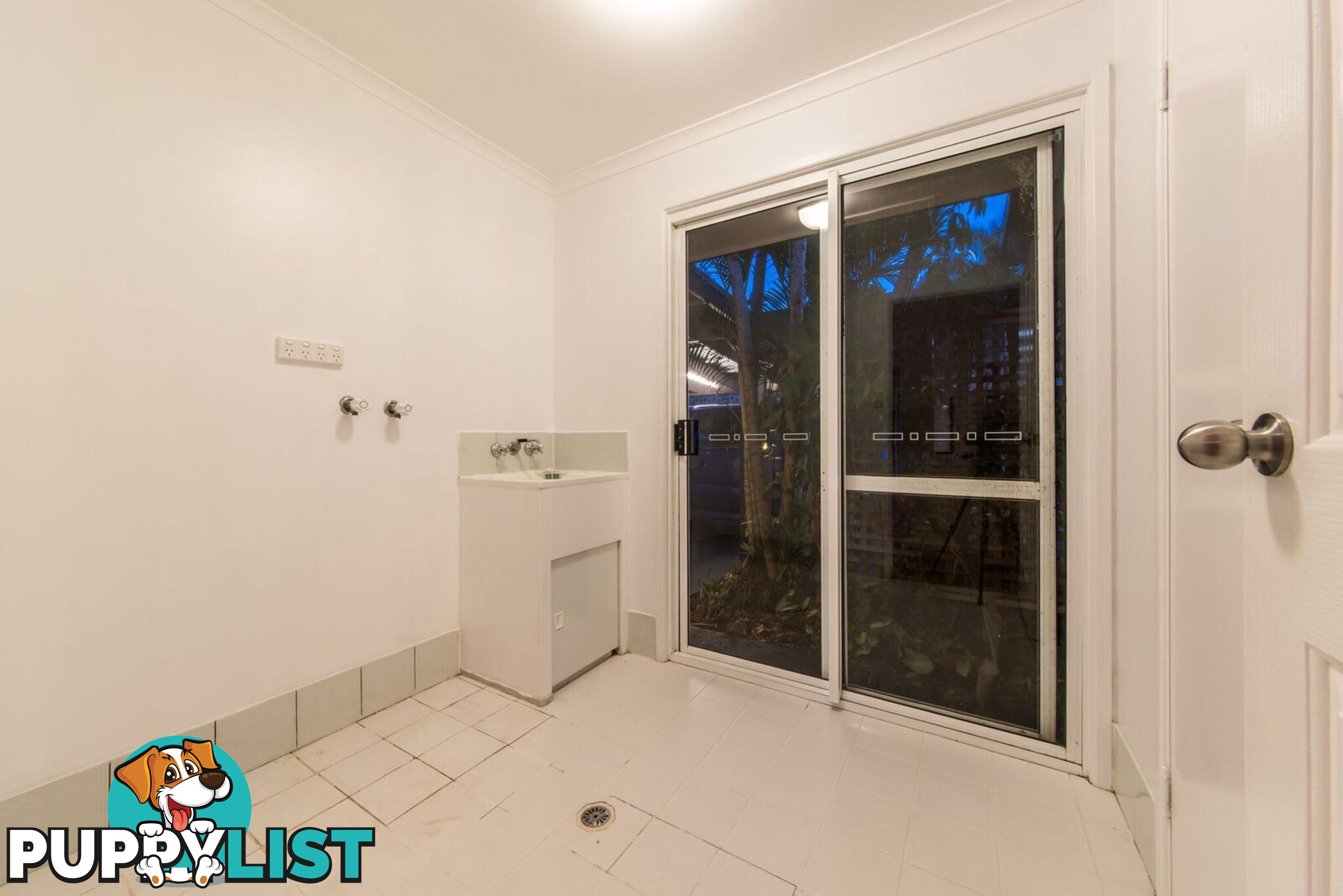 16 South Molle Boulevard CANNONVALE QLD 4802