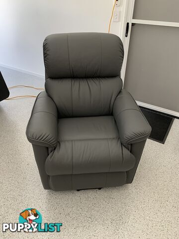 La-Z-Boy Stanley Power Lift Leather Chair