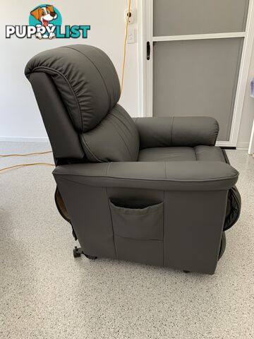 La-Z-Boy Stanley Power Lift Leather Chair