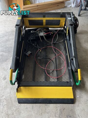 Wheelchair split platform lift hoist for van/bus