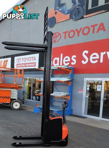 Used Toyota 1.2TON Electric Walkie Stacker