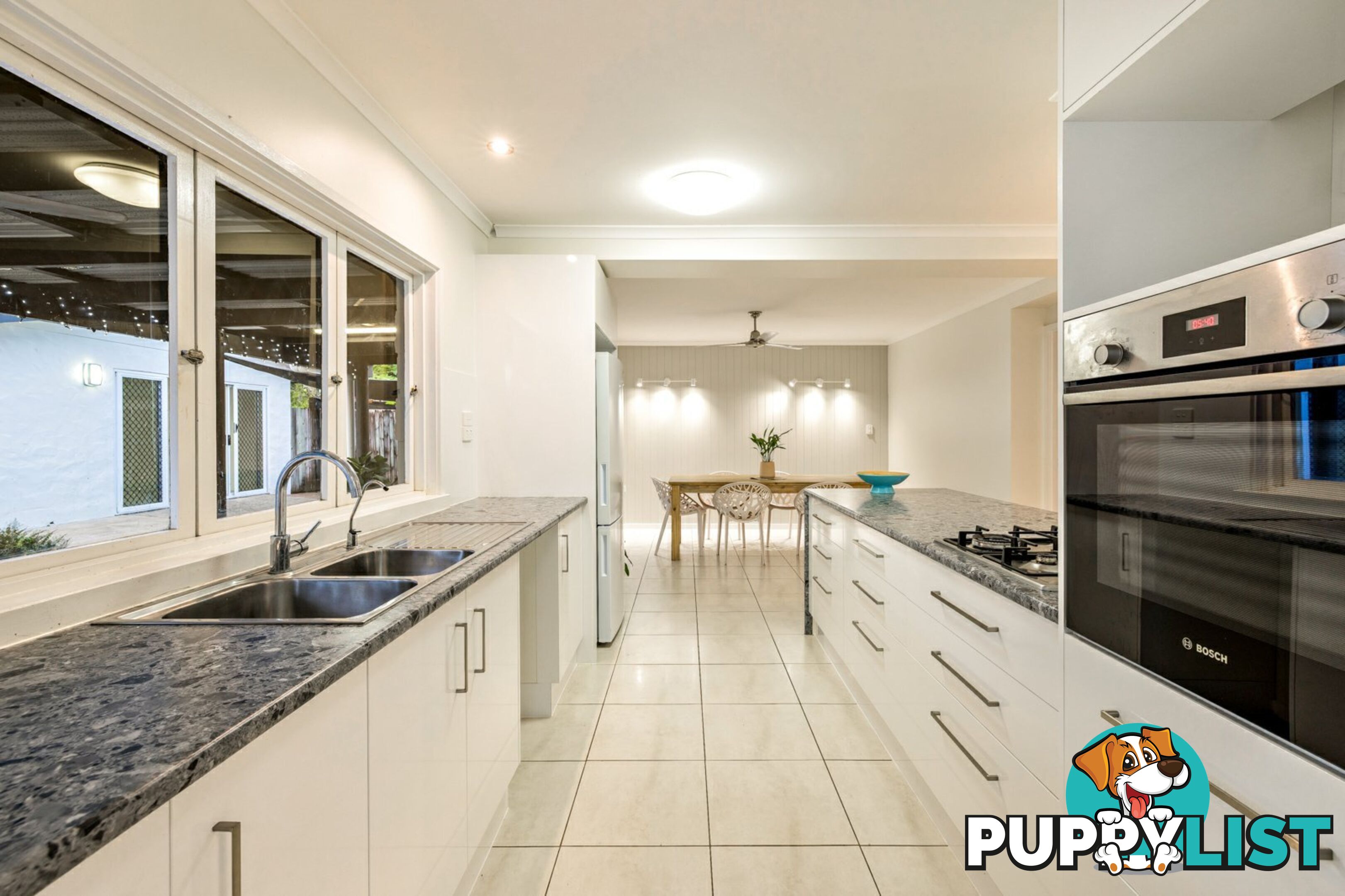 10 Hickory Street HOLLOWAYS BEACH QLD 4878