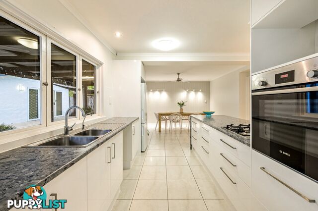 10 Hickory Street HOLLOWAYS BEACH QLD 4878