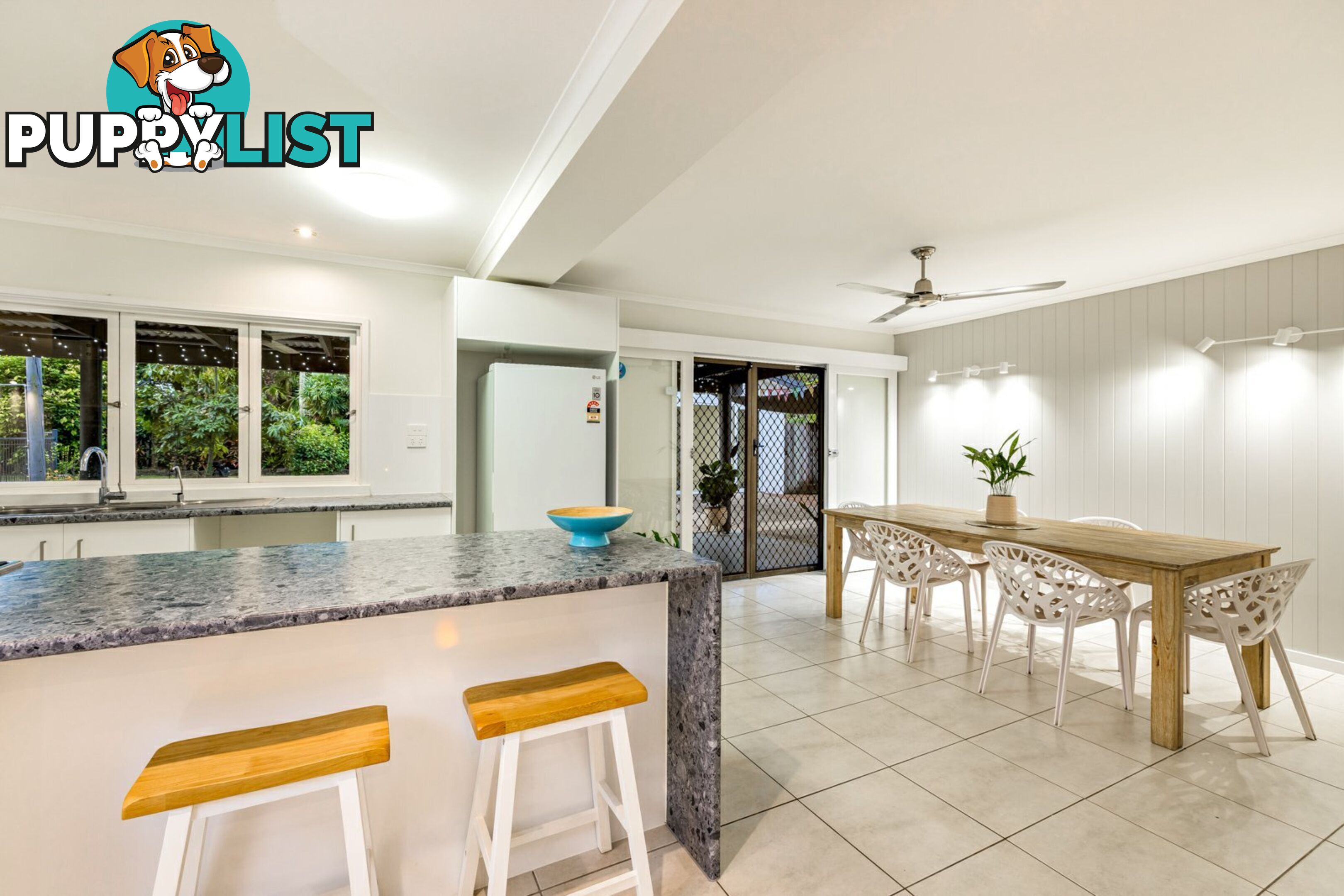 10 Hickory Street HOLLOWAYS BEACH QLD 4878
