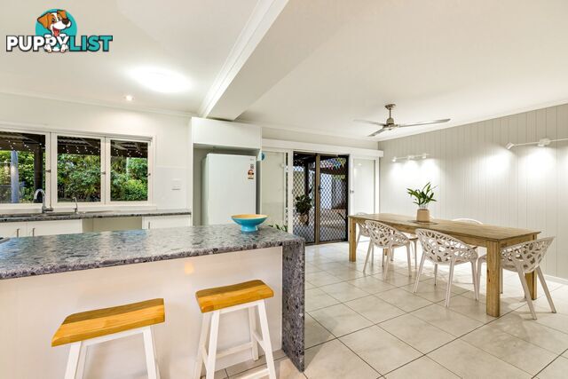 10 Hickory Street HOLLOWAYS BEACH QLD 4878