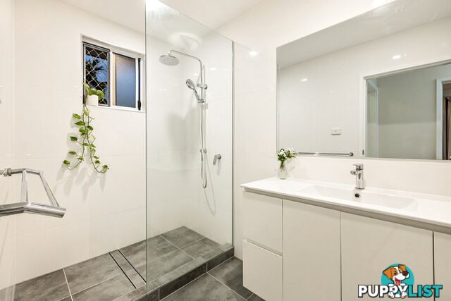 10 Hickory Street HOLLOWAYS BEACH QLD 4878