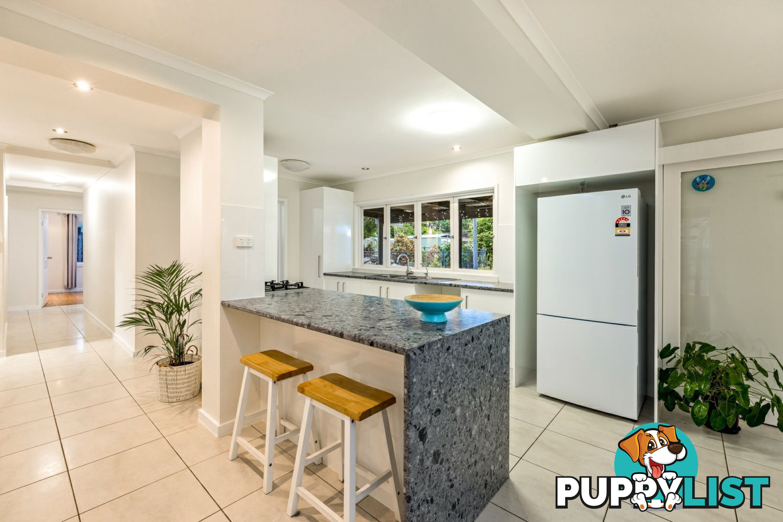 10 Hickory Street HOLLOWAYS BEACH QLD 4878