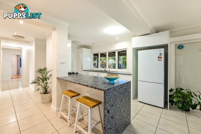 10 Hickory Street HOLLOWAYS BEACH QLD 4878