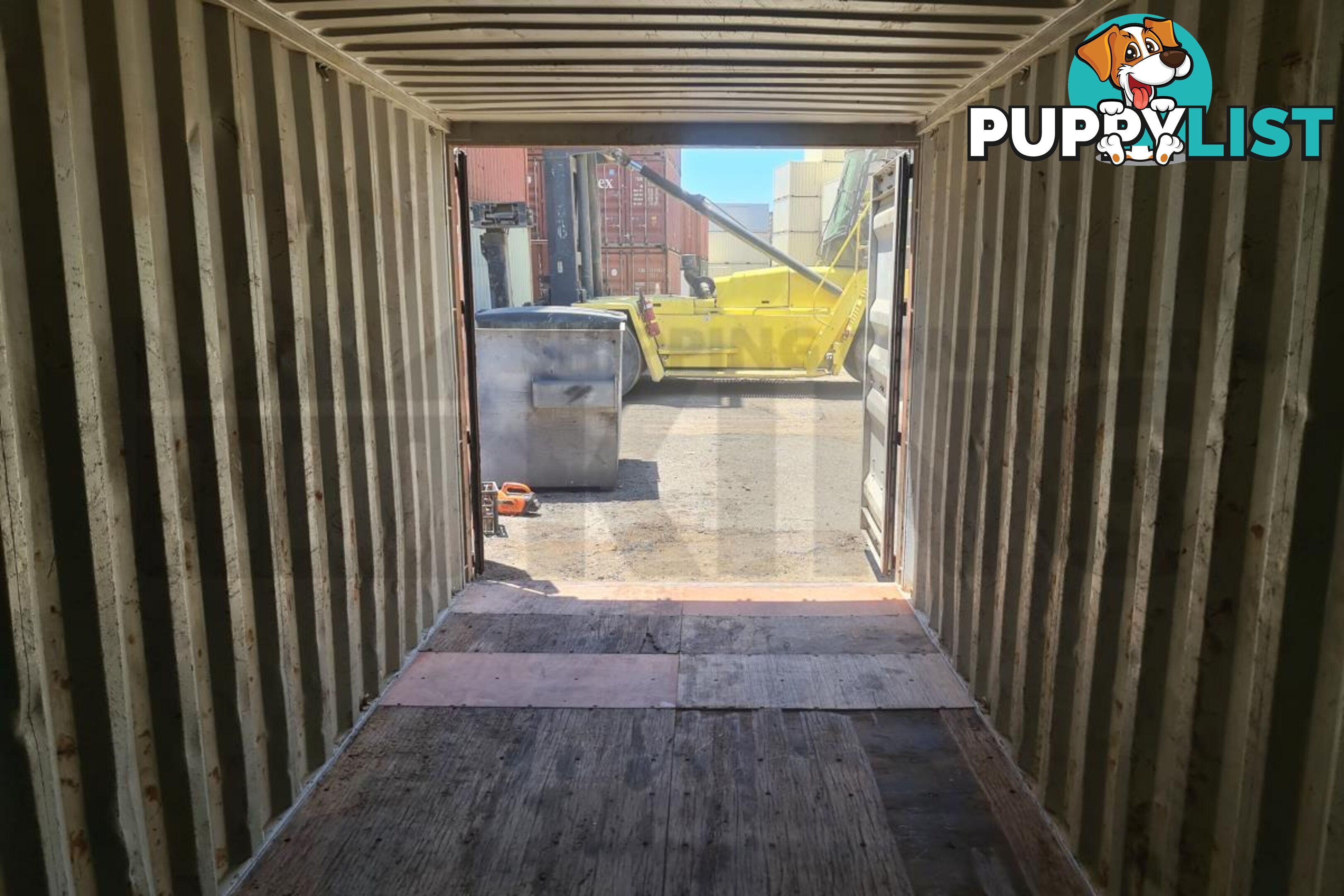 20' STANDARD HEIGHT SHIPPING CONTAINER - in Brisbane