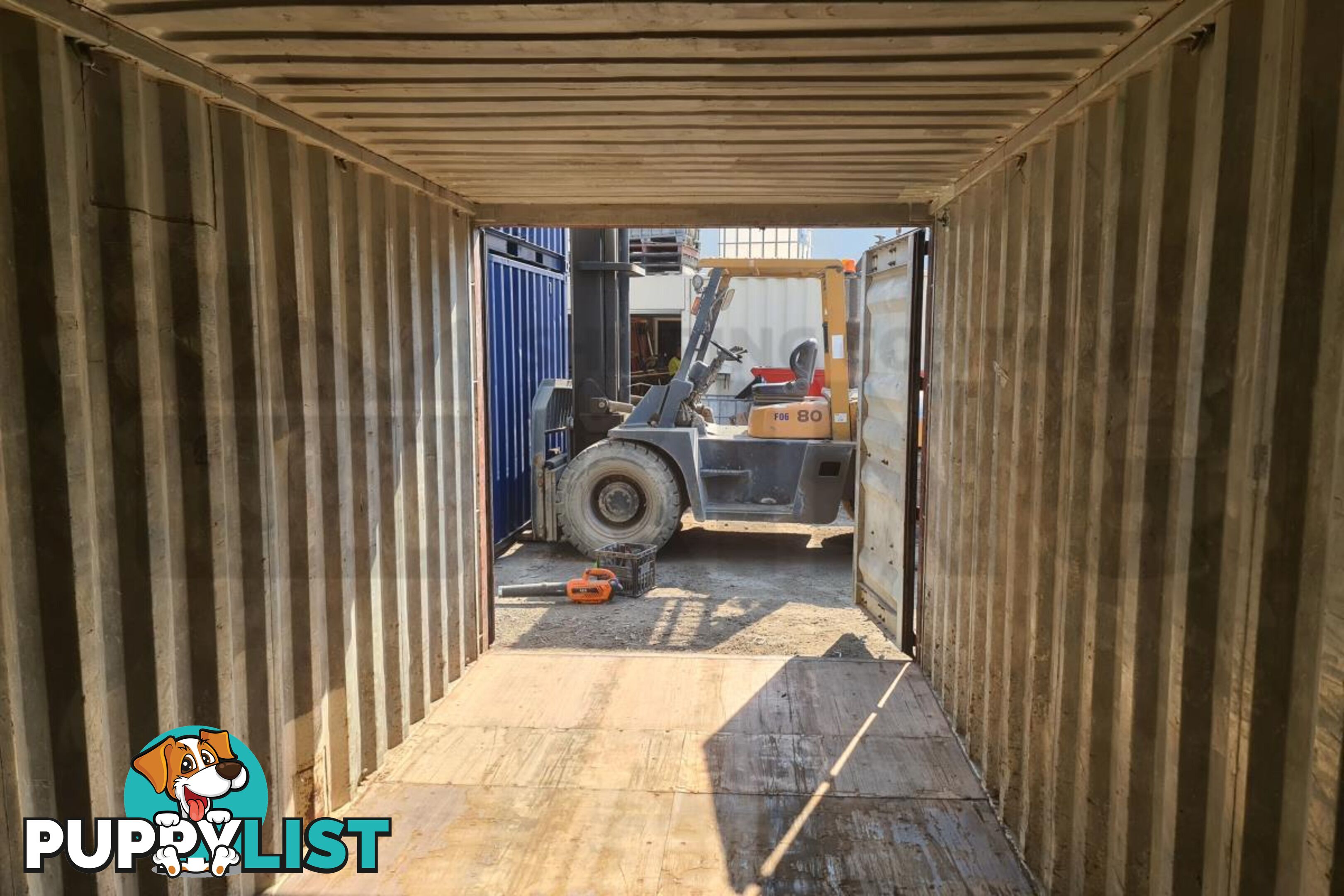 20' STANDARD HEIGHT SHIPPING CONTAINER - in Brisbane