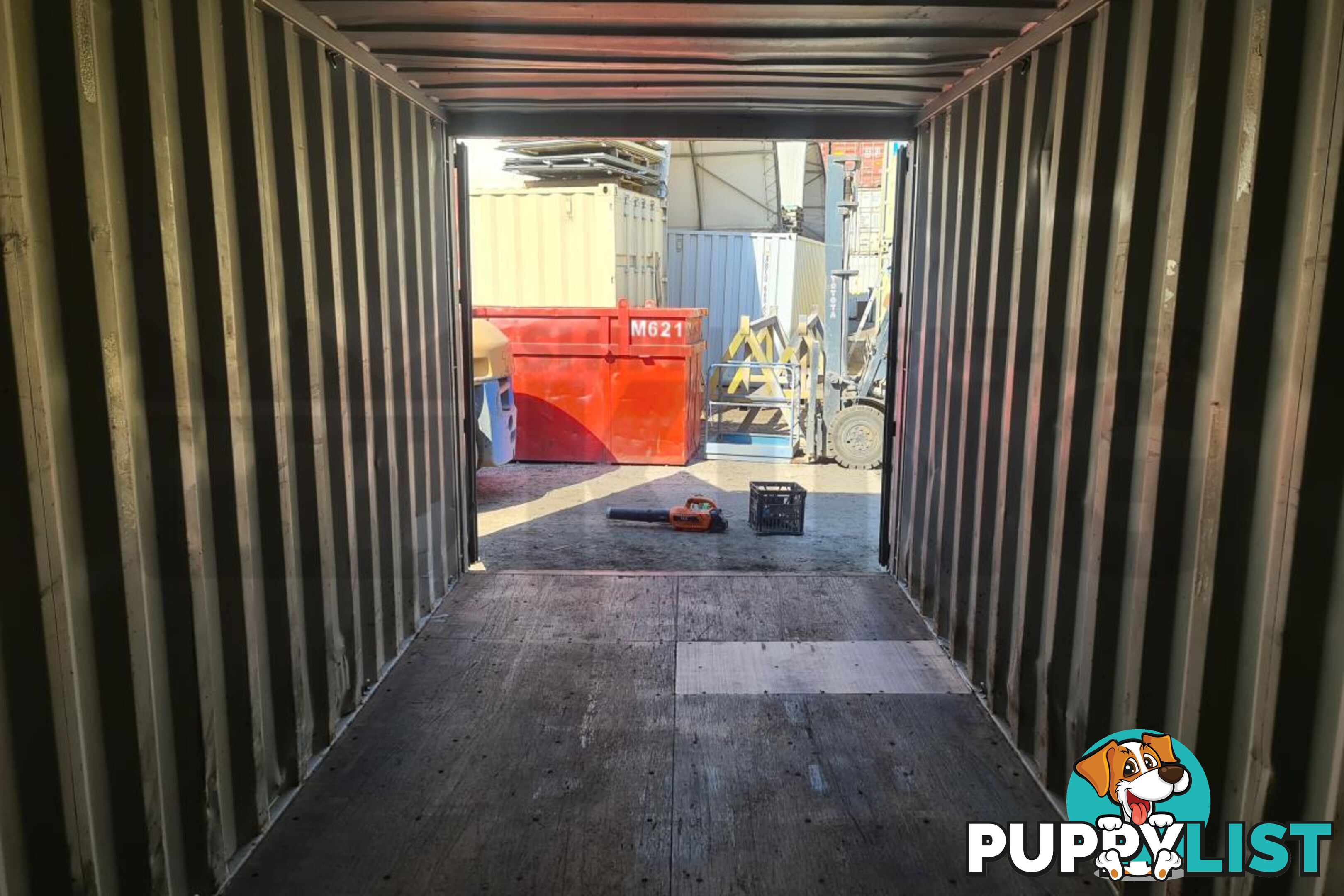 20' STANDARD HEIGHT SHIPPING CONTAINER - in Brisbane