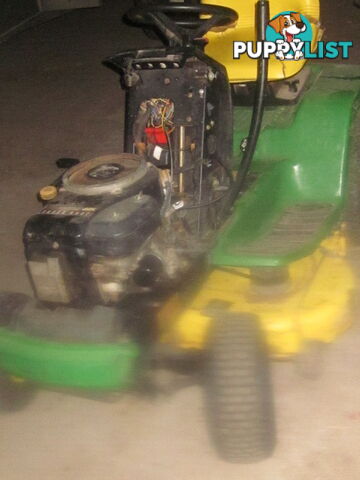 John Deere LX176 Ride on Mower