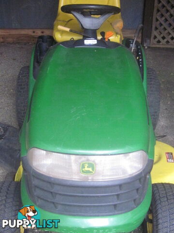 John Deere LA120 Ride on Mower