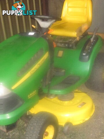 John Deere LA120 Ride on Mower