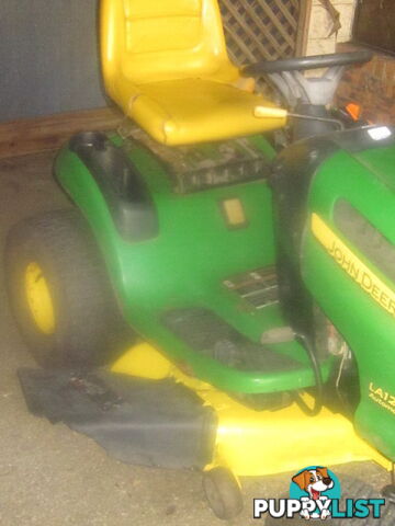 John Deere LA120 Ride on Mower