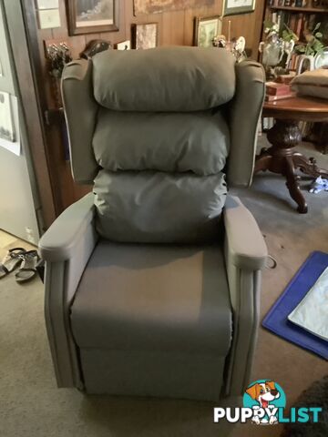 Electric lift recliner