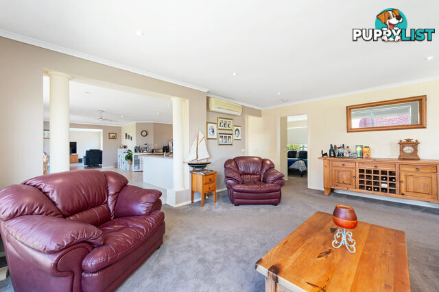 11 Hillcrest Rise LAKES ENTRANCE VIC 3909