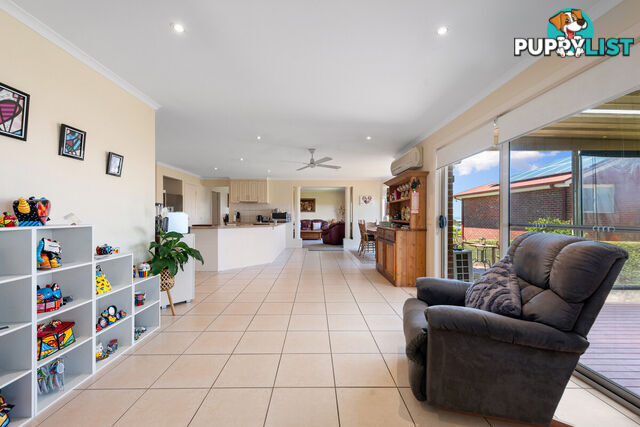 11 Hillcrest Rise LAKES ENTRANCE VIC 3909