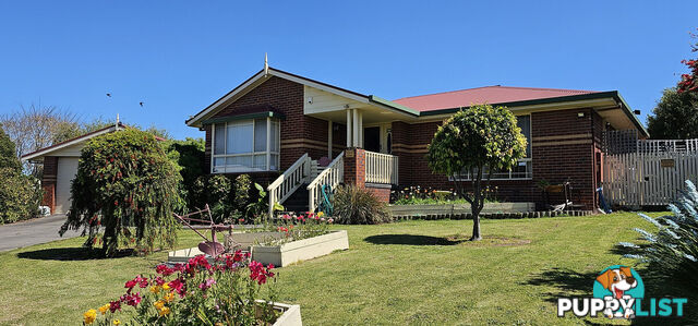 11 Morkham Crt LAKES ENTRANCE VIC 3909