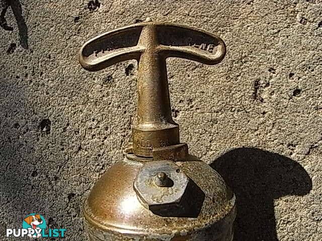 VINTAGE BRASS PYRENE FIRE EXTINGUISHER PYRENE MADE IN ENGLAND