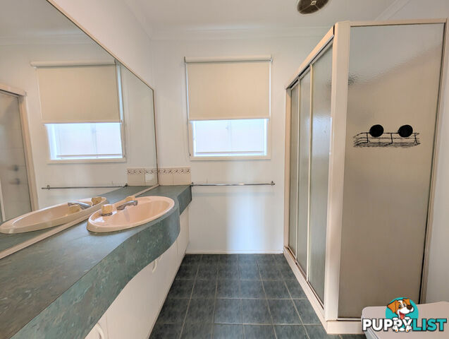 33 Southern Cross Drive ROXBURGH PARK VIC 3064