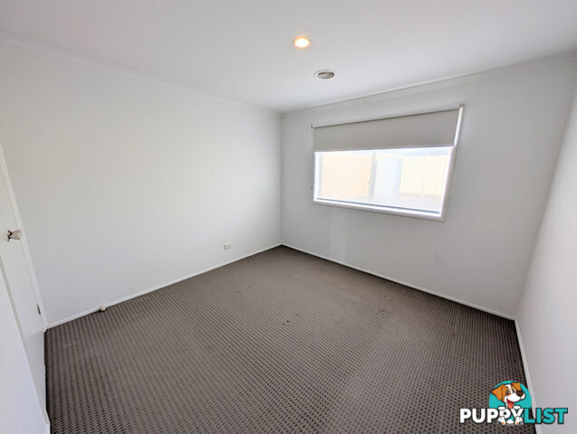 33 Southern Cross Drive ROXBURGH PARK VIC 3064