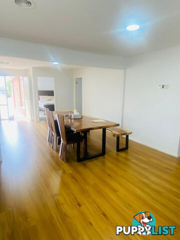 33 Southern Cross Drive ROXBURGH PARK VIC 3064