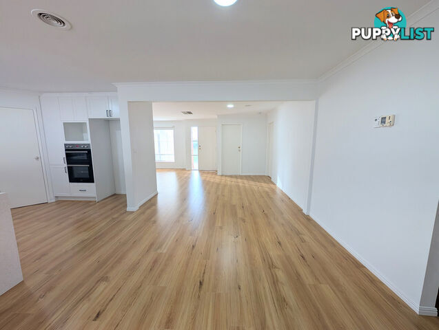 33 Southern Cross Drive ROXBURGH PARK VIC 3064