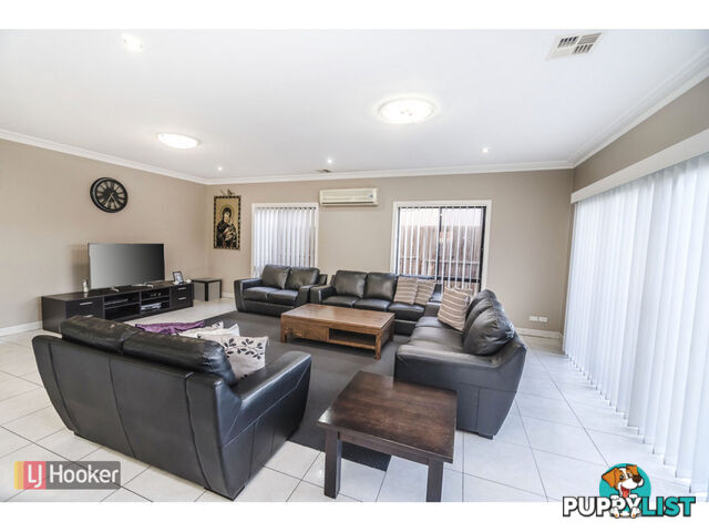 13 Bentley Avenue ROXBURGH PARK VIC 3064