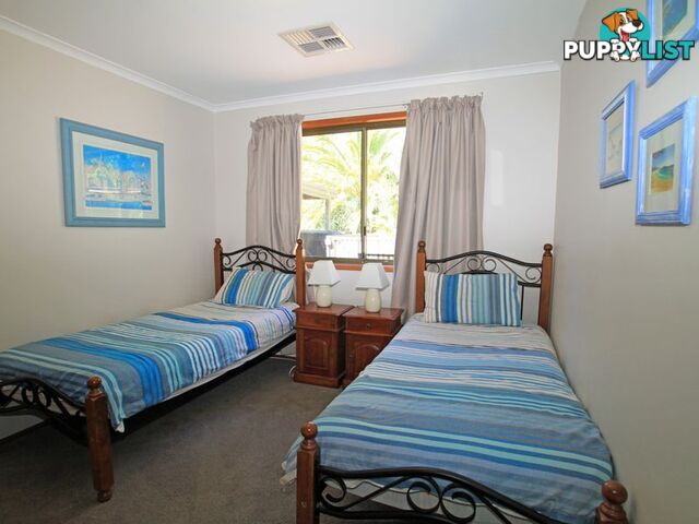 8 Alamein Street SUSSEX INLET NSW 2540