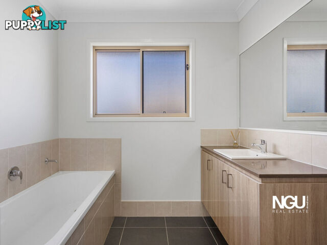 8 Wright Crescent Flinders View QLD 4305