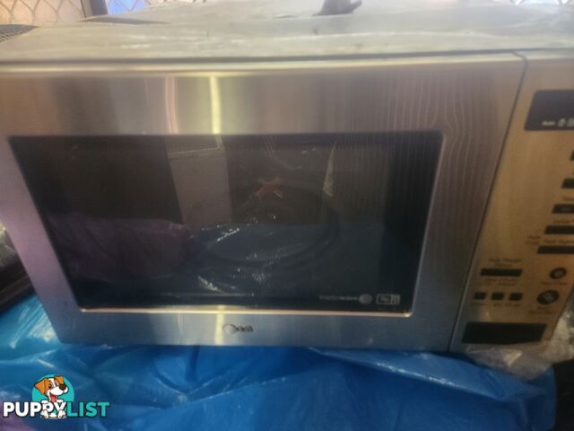 Brand new Lg microwave new been used in excellent condition