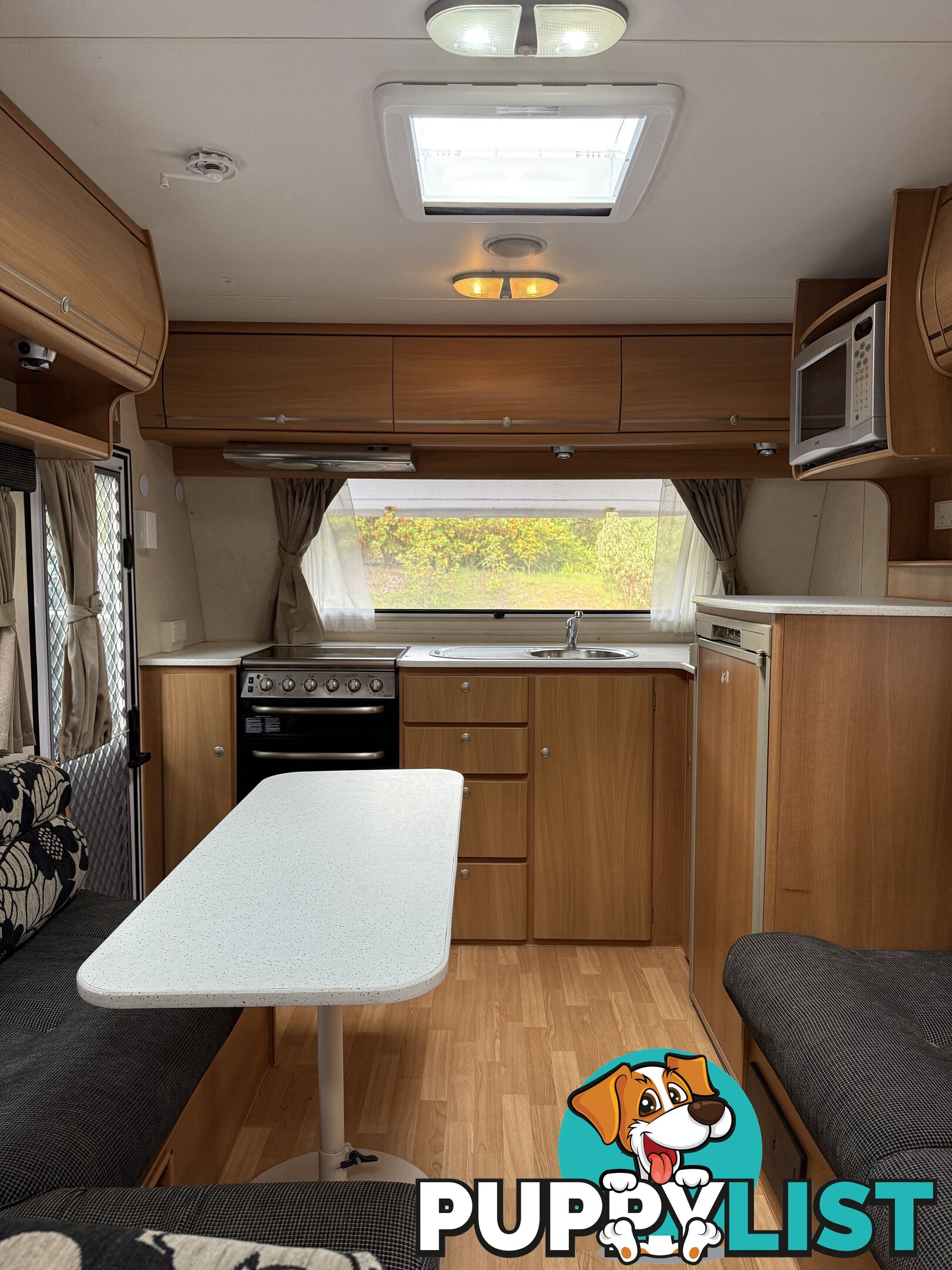 Great condition 2007 Jayco Sterling 23ft Caravan with Bathroom and Kitchen
