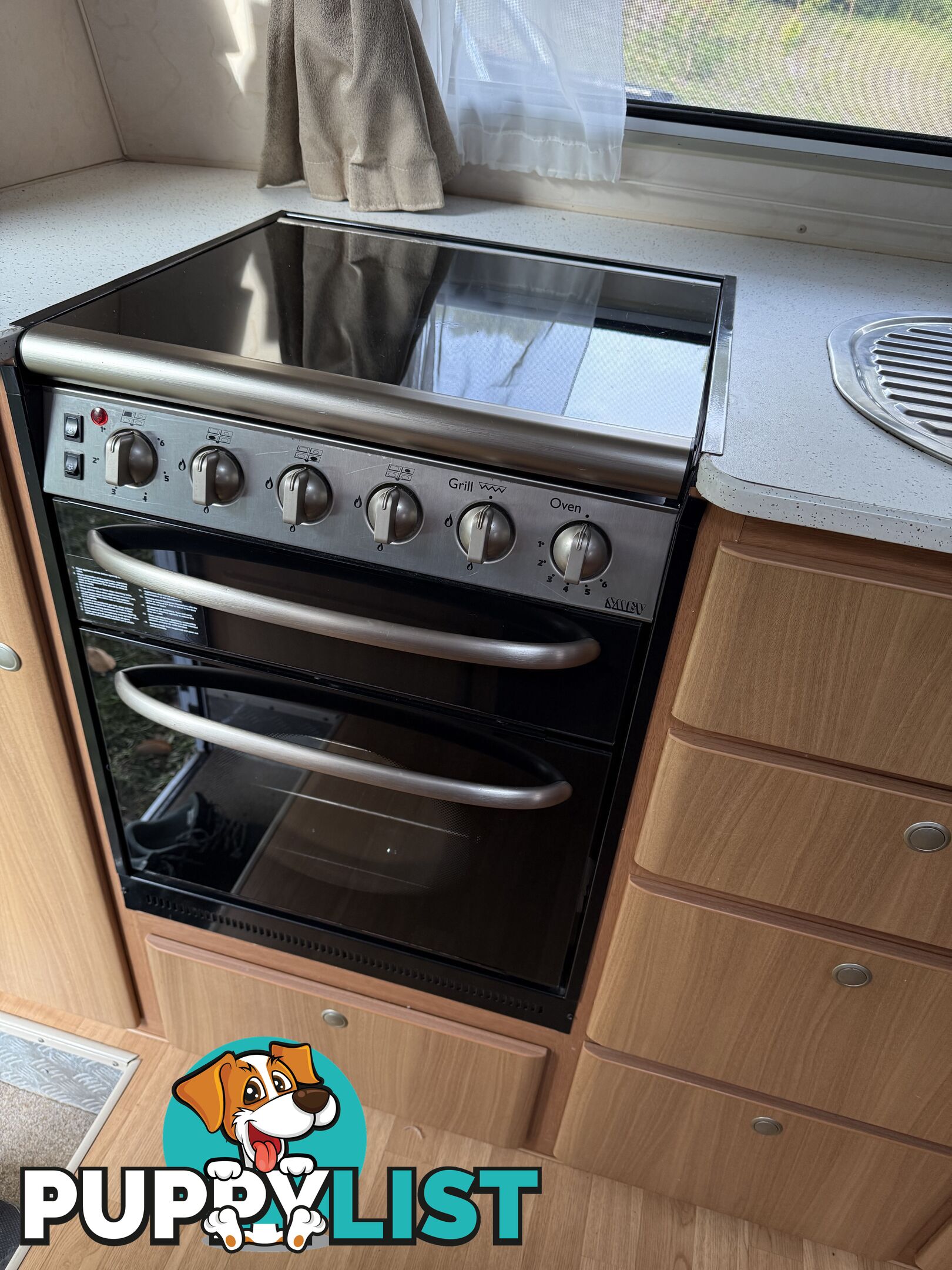 Great condition 2007 Jayco Sterling 23ft Caravan with Bathroom and Kitchen
