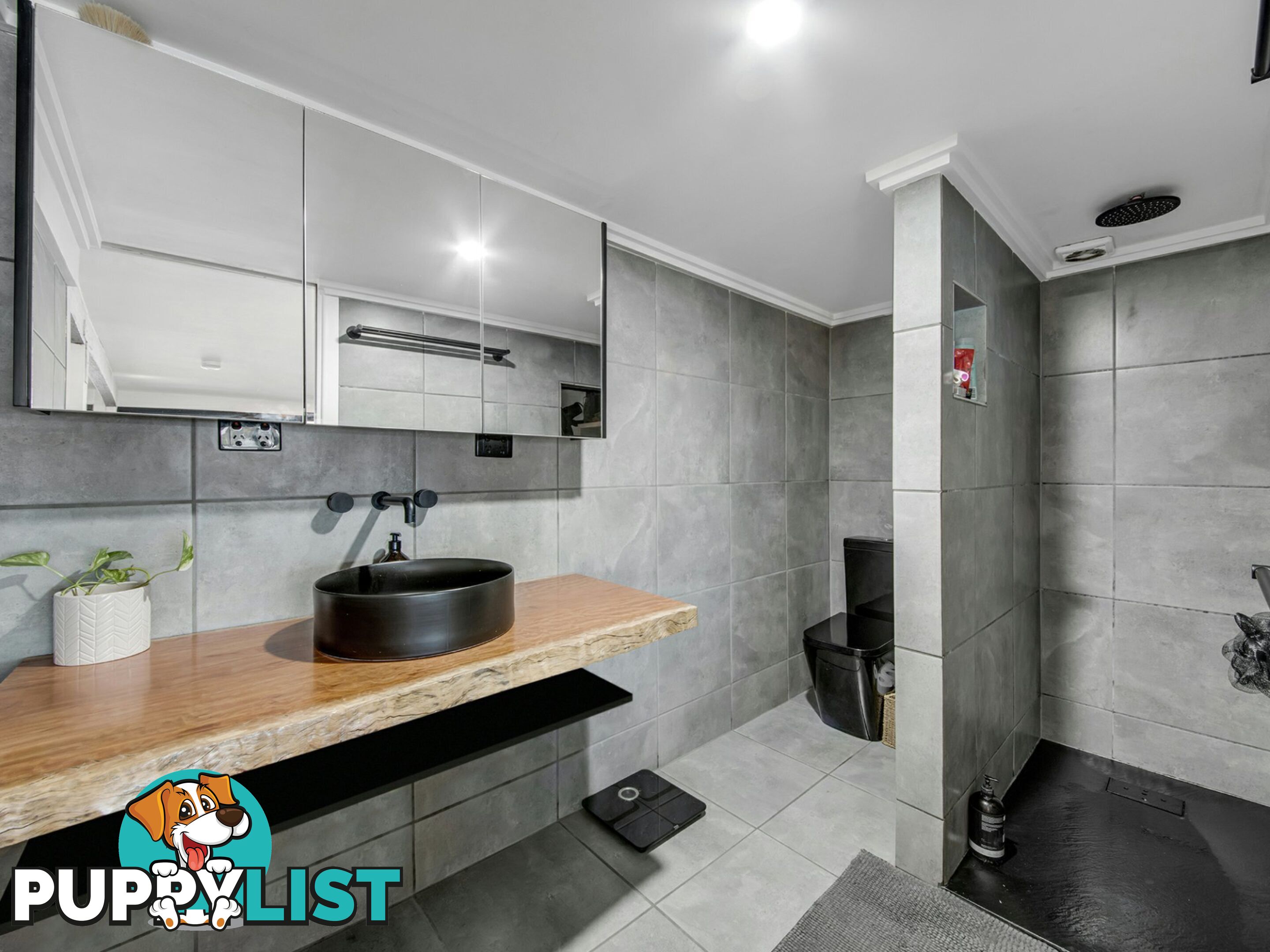 2 Island Esplanade BOYNE ISLAND QLD 4680