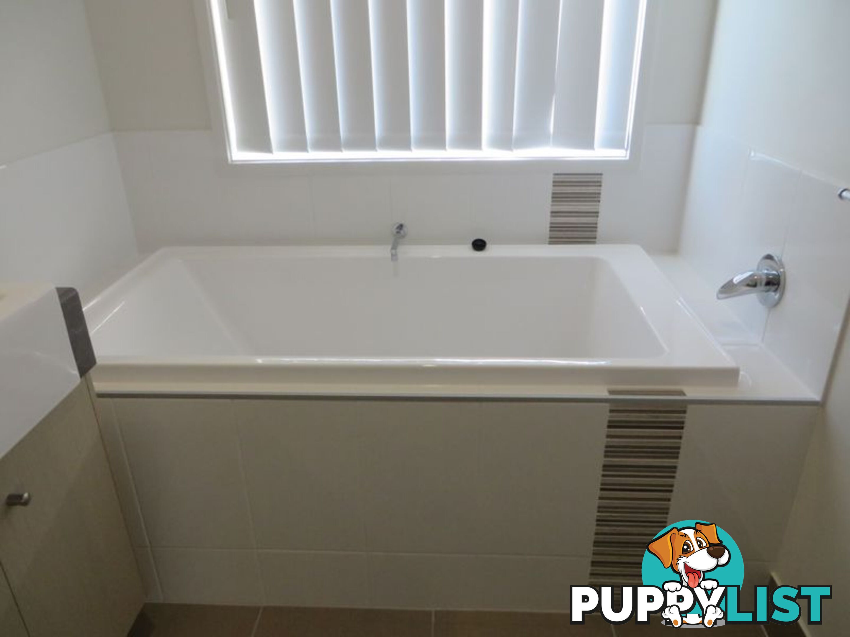 32 KOOLIVOO PARADE BOYNE ISLAND QLD 4680