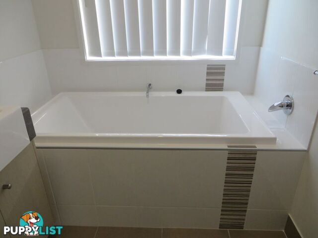 32 KOOLIVOO PARADE BOYNE ISLAND QLD 4680