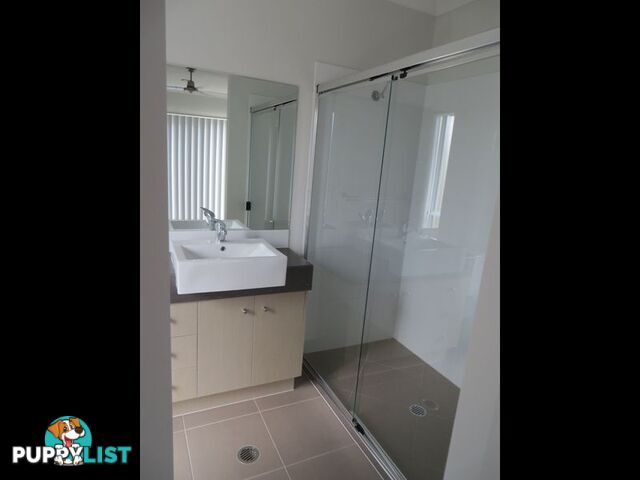 32 KOOLIVOO PARADE BOYNE ISLAND QLD 4680