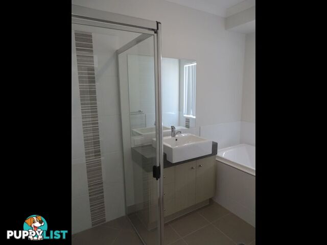 32 KOOLIVOO PARADE BOYNE ISLAND QLD 4680