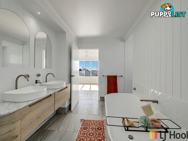 8 Jenny Lind Court BOYNE ISLAND QLD 4680