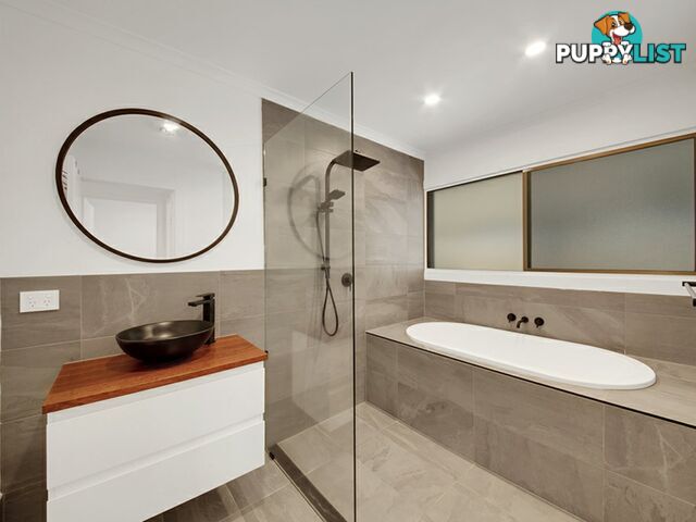 9 Alexander Street BOYNE ISLAND QLD 4680