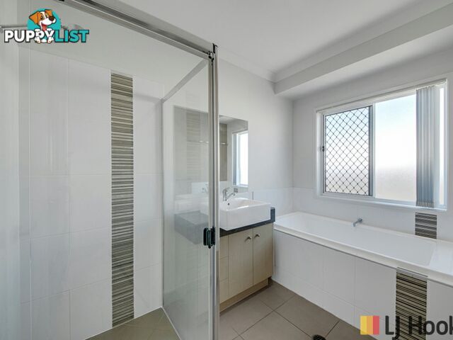 32 Koolivoo Parade BOYNE ISLAND QLD 4680